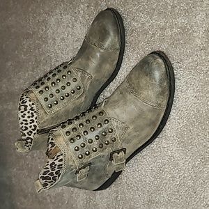 Lucky Brand Dosey Studded Ankle Boot in Leather Color:Camel SIZE 10M/40